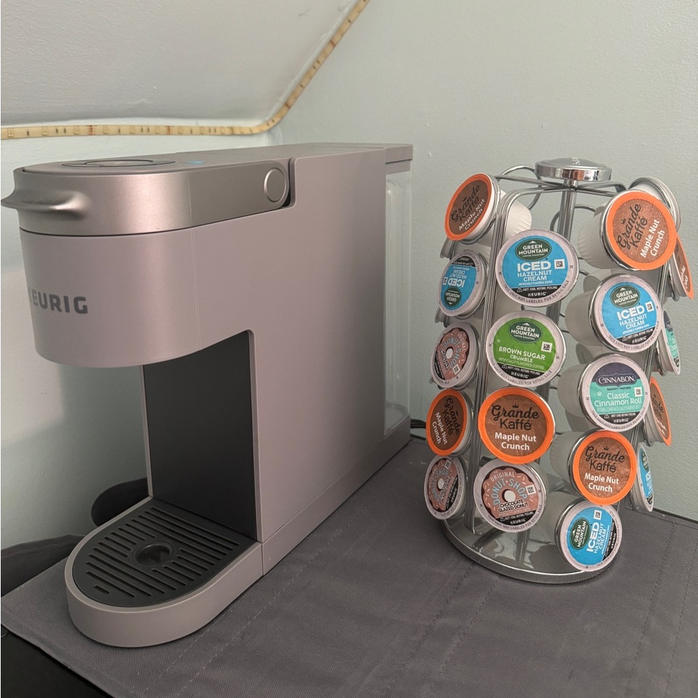 Keurig iced coffee maker. Comes withh the rotating k-cup stand and k-cups.